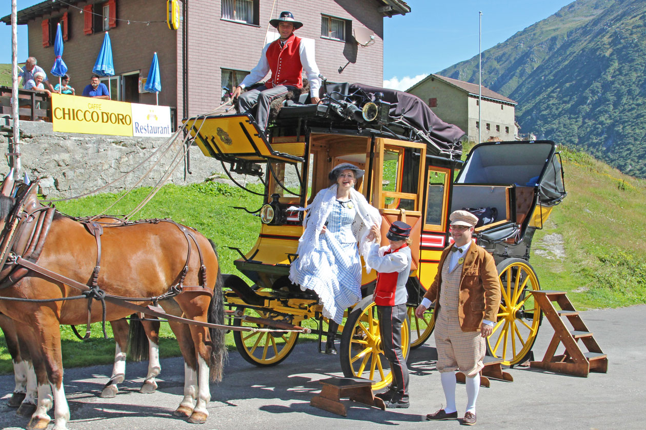Kutschen, Kultur & Events - Pause am Gotthard mit klassischer Junkeranspannung, 3 Vorderpferde, 2 Stangenpferde